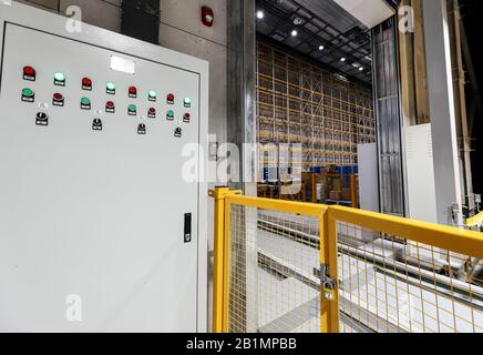 Pechino, CINA - 03 GIUGNO 2019: Moderna automazione della produzione di magazzini in Cina Foto Stock