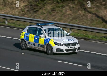 Una macchina di polizia che guida sull'autostrada M6 vicino Preston in Lancashire, Regno Unito Foto Stock