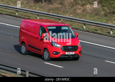 2019 Red Ford Transit Custom 320 Trend; guida sull'autostrada M6 vicino Preston a Lancashire, Regno Unito Foto Stock