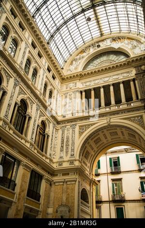 Galleria Umberto I. elegante galleria rivestita in vetro e ferro, costruita nel tardo 19th secolo, ospita negozi e caffetterie, Napoli, Italia Foto Stock