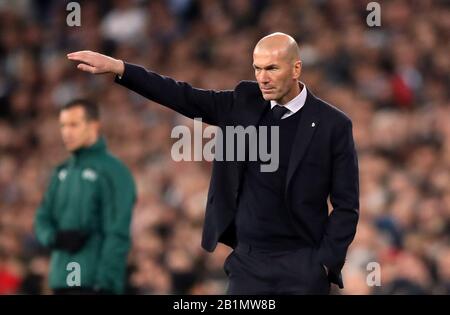 Il manager del Real Madrid Zinedine Zidane sulla linea di contatto durante la partita di 16 prima tappa della UEFA Champions League al Santiago Bernabeu di Madrid. Foto Stock