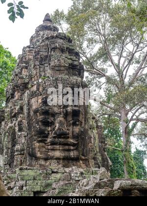 Immagine della porta della Vittoria, ad est di Angkor Thom; Angkor Wat Archeological Park, Siem Reap, Cambogia. Foto Stock