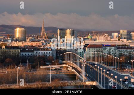 Vienna, Vienna: Centro città di Vienna, fiume Donau (Danubio), ponte Reichsbrücke, cattedrale Stephansdom, alta torre Uniqa, alta galassia 21 in 00. OV Foto Stock