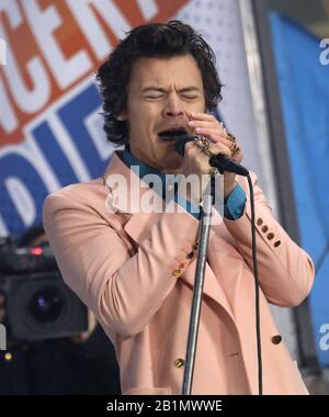 26 febbraio 2020, New York, New York, USA: Il cantante HARRY STYLES suona "Oggi" al Rockefeller Plaza (Credit Image: © Nancy Kaszerman/ZUMA Wire) Foto Stock