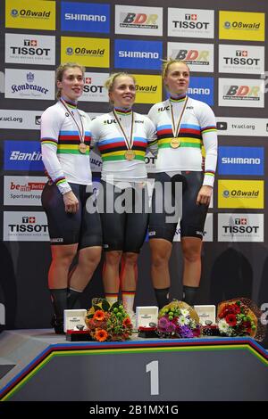 Berlino, Germania. 26th Feb 2020. La squadra tedesca posa con la loro medaglia d'oro dopo aver vinto la finale di sprint della squadra femminile durante i Campionati mondiali di ciclismo UCI, al Veledrom, Berlino Germania. 26 Febbraio 2020 (Foto Di Mitchell Gunn/Espa-Images) Credito: Agenzia Fotografica Europea Per Lo Sport/Alamy Live News Foto Stock