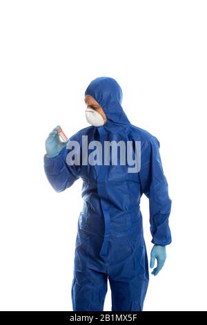 Uomo in indumenti protettivi che guarda su due flaconi per campioni. Test di coronavirus. Foto Stock