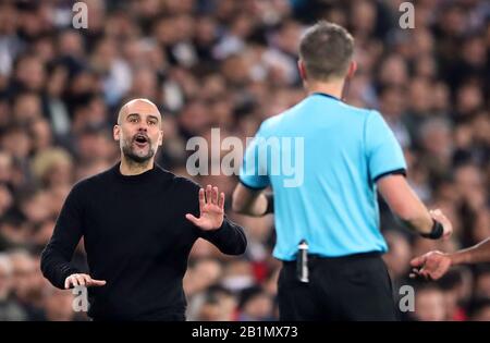 Il responsabile della città di Manchester Pep Guardiola si fa strada verso l'arbitro Daniele Orsato durante il round di UEFA Champions League di 16 partite della prima tappa al Santiago Bernabeu di Madrid. Foto Stock