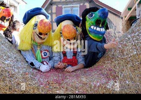 Tre bambini indossano maschere al carnevale di Allschwil, Basilea campagna, Svizzera Foto Stock