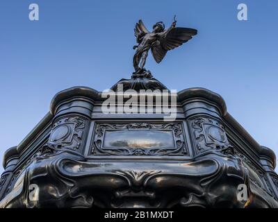 Staute di Eros a Piccadilly Circus a Londra centrale. Ufficialmente conosciuta come The Shaftesbury Memorial Fountain è comunemente chiamato Eros. Eretto 1893. Foto Stock