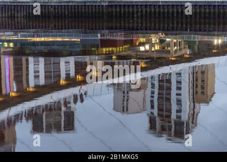 Newcastle Gateshead Quayside con Millennium bridge accesa viola per piccole luci per Piccolo Mondo vive la prematurità giorno 2019, RVI SCBU Foto Stock