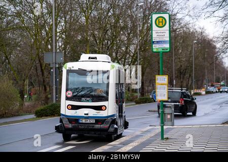 A Monheim, in Germania, con autobus pubblici autonomi, 5 autobus elettrici, per un massimo di 15 passeggeri ogni 5 minuti dal centro storico all'autobus sta Foto Stock