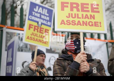 Londra, Gran Bretagna. 26th Feb, 2020. I dimostranti si trovano al di fuori di un tribunale che chiede il rilascio del fondatore di WikiLeaks Julian Assange a Londra, in Gran Bretagna, il 26 febbraio 2020. Un tribunale di Londra ha iniziato lunedì un'audizione legale per decidere se il fondatore di WikiLeaks Julian Assange debba essere estradato negli Stati Uniti. Credito: Tim Irlanda/Xinhua/Alamy Live News Foto Stock