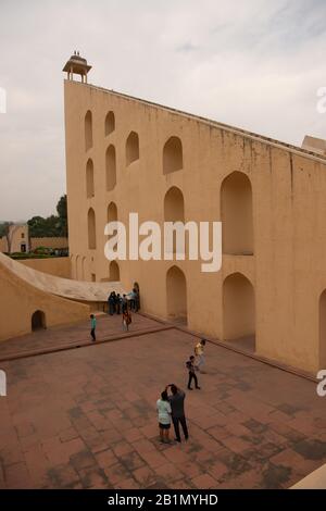 Il Jantar Mantar è una collezione di diciannove strumenti astronomici architettonici costruiti dal re Sawai Jai Singh II di Maratha Rajput, il fondatore Foto Stock