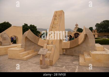 Il Jantar Mantar è una collezione di diciannove strumenti astronomici architettonici costruiti dal re Sawai Jai Singh II di Maratha Rajput, il fondatore Foto Stock