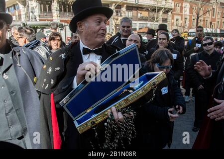 La sepoltura della sardina che è stata celebrata nelle strade della Latina a Madrid, dove ha partecipato il vice sindaco Begoña Villacis. La Sepoltura della sardina è una cerimonia spagnola che celebra la fine del carnevale e di altre feste. Le "Sepolture" consistono generalmente in una sfilata di carnevale che parodia una processione funeraria e culmina con la bruciatura di una figura simbolica, di solito una rappresentazione di una sardina. La "Sepoltura della Sardina" si celebra il Mercoledì delle Ceneri ed è una sepoltura simbolica del passato per consentire alla società di rinascere, trasformare e con nuovo vigore. Qualsiasi fes spagnolo Foto Stock