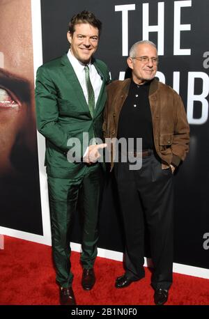 Hollywood, California, Stati Uniti 24th Febbraio 2020 il produttore Jason Blum e Ron Meyer partecipano alla Universal Pictures Presenta 'l'uomo invisibile' Premiere il Feb Foto Stock