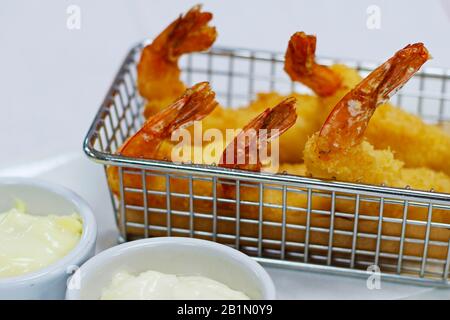 gamberi croccanti fritti profondi accompagnati da maionese al limone e aglio Foto Stock