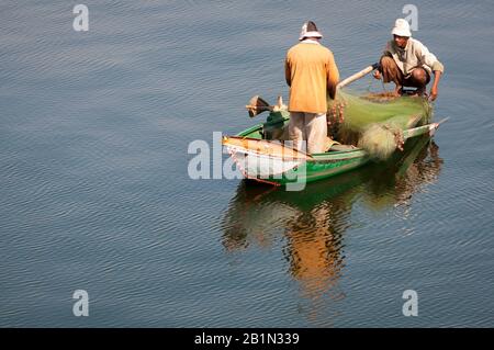 Assuan, EGITTO - 6 NOVEMBRE 2010: Un paio di uomini egiziani equilibrio su una piccola barca tradizionale con attrezzature da pesca sul fiume Nilo. Foto Stock