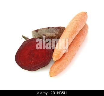 La barbabietola e carota isolato su uno sfondo bianco Foto Stock