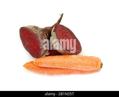 La barbabietola e carota isolato su uno sfondo bianco Foto Stock