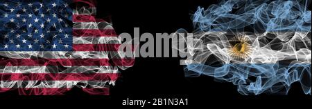 Bandiere di Stati Uniti e Argentina su sfondo nero, USA vs Argentina Smoke Flags Foto Stock