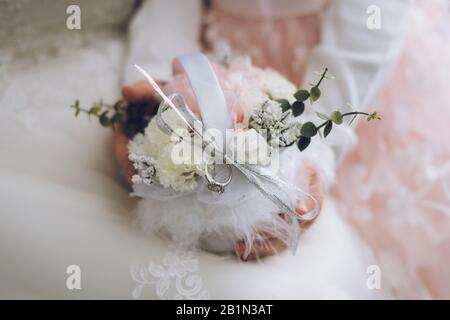 Un closeup di una ragazza di fiori o bridesmaids bouquet di fiori per un matrimonio Foto Stock