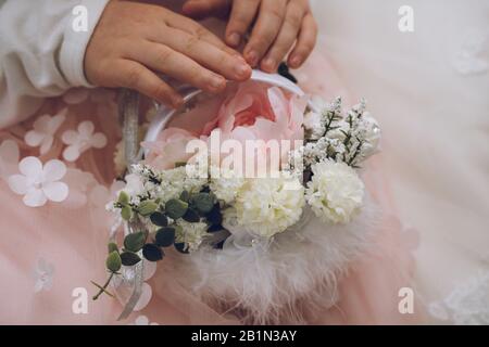 Un closeup di una ragazza di fiori o bridesmaids bouquet di fiori per un matrimonio Foto Stock