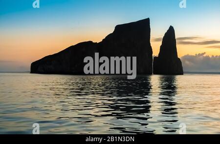 Dawn sopra le Leon Dormido (Kicker Rock) rocce, fuori San Cristobal Island, Galapgos Islands, Ecuador Foto Stock