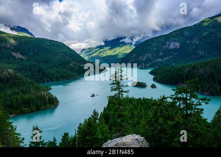 Guardando Verso Il Basso Sul lago Diablo nel giorno nuvoloso sulle montagne di Washington Foto Stock