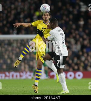 Londra, INGHILTERRA - FEBBRAIO 26TH Neeskens Kebano di Fulham e Kyle Naughton di Swansea City andando per la palla durante la partita Sky Bet Championship tra Fulham e Swansea City a Craven Cottage, Londra il Mercoledì 26th Febbraio 2020. (Credit: Jacques Feeney | MI News) La Fotografia può essere utilizzata solo per scopi editoriali di giornali e/o riviste, licenza richiesta per uso commerciale Credit: Mi News & Sport /Alamy Live News Foto Stock