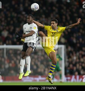 Londra, INGHILTERRA - FEBBRAIO 26TH Neeskens Kebano di Fulham e Kyle Naughton di Swansea City andando per la palla durante la partita Sky Bet Championship tra Fulham e Swansea City a Craven Cottage, Londra il Mercoledì 26th Febbraio 2020. (Credit: Jacques Feeney | MI News) La Fotografia può essere utilizzata solo per scopi editoriali di giornali e/o riviste, licenza richiesta per uso commerciale Credit: Mi News & Sport /Alamy Live News Foto Stock