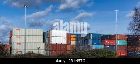 Contenitori per spedizioni stoccati in un'azienda industriale a Clondalkin. Dublino, Irlanda. Foto Stock