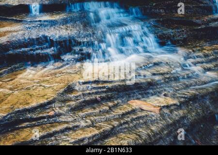 Il fiume Sipsey e un affluente fluivano splendidamente in un primo pomeriggio di primavera. Il fiume Sipsey scorre attraverso la Bankhead National Forest. Foto Stock