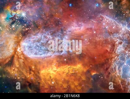 Da qualche parte in uno spazio profondo estremo lontano galassie e stardust in colori luminosi. Contesto fantascientifico. Elementi di questa immagine sono stati forniti dalla NASA. Foto Stock