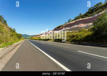 Belle strade. Bella strada in una bella giornata di sole. Foto Stock