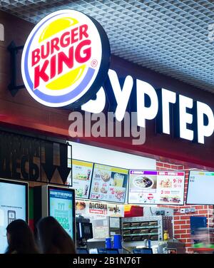 Russia, 2020: La gente si trova vicino al Burger King in un centro di fast food Foto Stock