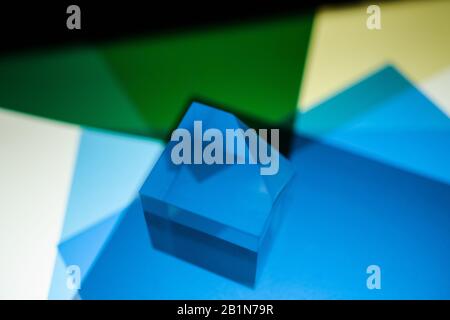 Un cubo acrilico posto su filtri di gelatina e illuminato dal basso verso l'alto. Foto Stock