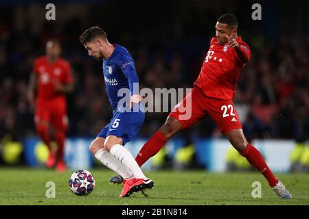 Jorginho del Chelsea e Serge Gnabry del Bayern Monaco in azione - Chelsea contro Bayern Monaco, UEFA Champions League - turno di 16 Prima Tappa, Stamford Bridge, Londra, Regno Unito - 25th Febbraio 2020 Foto Stock