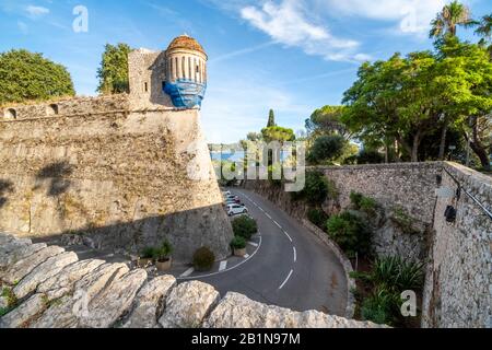 L'antica Citadelle Saint-Elme, o Cittadella di Elmo fortezza lungo la costa mediterranea, nella città di Villefranche-sur-Mer, Francia. Foto Stock