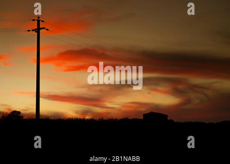 Polo di potenza di fronte al tramonto, Germania Foto Stock