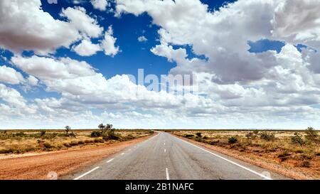 Raod nell'entroterra australiano, Australia Foto Stock