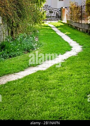Percorso attraverso un giardino, Germania, Baviera Foto Stock