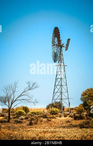 Mulino a vento in outback, Australia Foto Stock