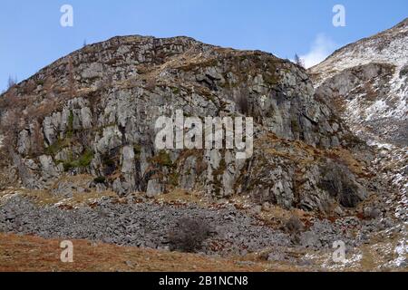 Ragged Rocky Corrie Fee Corries a Glen Doll situato all'interno del Cairngorms National Park in Scozia, in cima a Glen Clova, vicino a Kirriemuir, Regno Unito Foto Stock