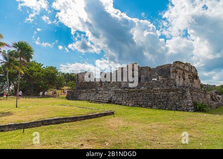 Tulum, Quintana Roo, Messico - 31 gennaio 2019: Vista delle famose rovine Maya di Tulum, con i turisti che visitano il sito archeologico Foto Stock