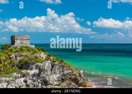 Tulum, Quintana Roo, Messico - 31 gennaio 2019: Vista delle famose rovine Maya di Tulum, con i turisti che visitano il sito archeologico Foto Stock