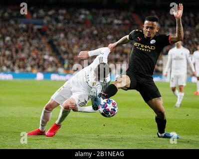 Gabriel Jesus of Manchester City e Fede Valverde del Real Madrid CF competono per la palla durante la partita UEFA Champions League, turno di 16 prima tappa tra il Real Madrid e Manchester City allo stadio Santiago Bernabeu.(Punteggio finale: Real Madrid 1-2 Manchester City) Foto Stock