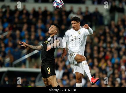 Rapahel Varane e Gabriel Jesus of Manchester City del Real Madrid CF competono per la palla durante la partita della UEFA Champions League, il turno di 16 prima tappa tra il Real Madrid e Manchester City allo stadio Santiago Bernabeu.(punteggio finale: Real Madrid 1-2 Manchester City) Foto Stock