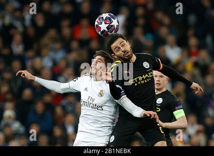 Fede Valverde e Bernardo Silva di Manchester City del Real Madrid CF competono per la palla durante la partita UEFA Champions League, turno di 16 prima tappa tra il Real Madrid e Manchester City allo stadio Santiago Bernabeu.(Punteggio finale: Real Madrid 1-2 Manchester City) Foto Stock