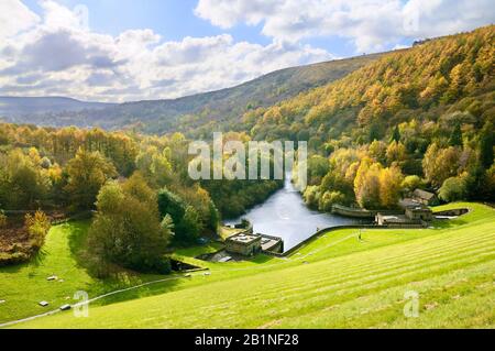 Soleggiato paesaggio autunnale a Ladybower Reservoir che mostra le Case valvola di overflow sotto la diga, Peak District National Park, Derbyshire, Inghilterra, Regno Unito Foto Stock